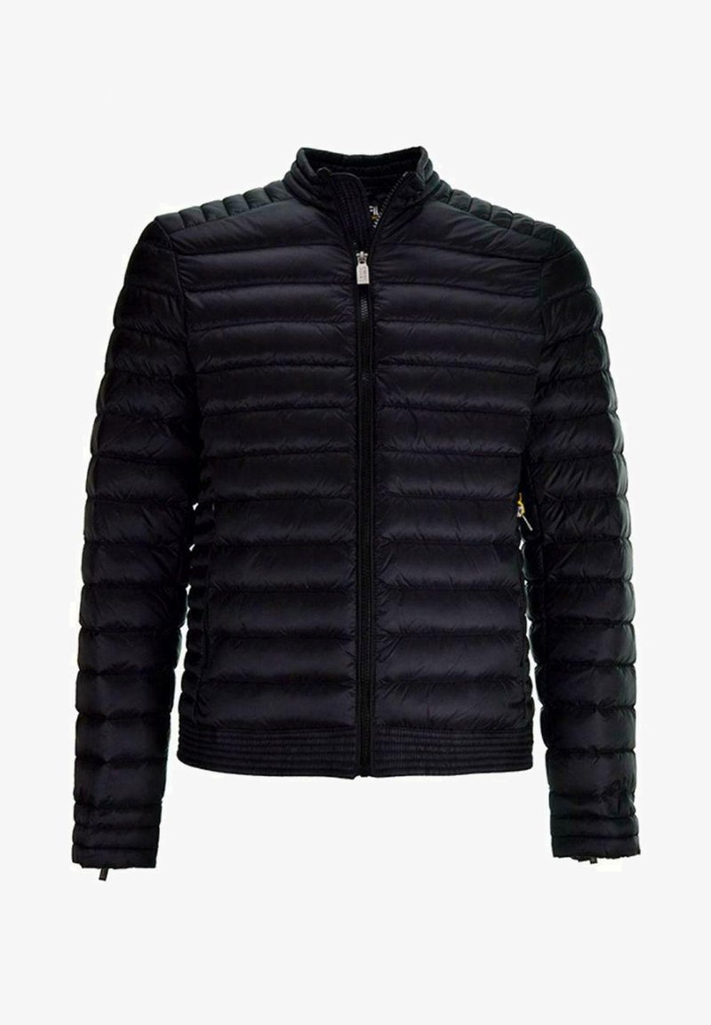 Giacca a vento nera con design a cuciture orizzontali, colletto alto e zip frontale completa. Il materiale sembra liscio e leggero.