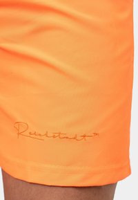 Costumi da bagno in tessuto arancione con texture liscia, dotati di un logo ricamato "Reichstadt" di colore arancione abbinato vicino all'orlo.