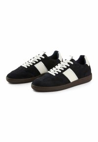 Sneakers in suede di colore blu navy con dettagli bianchi, caratterizzati da un classico design con lacci e suola in gomma testurizzata per una migliore aderenza.