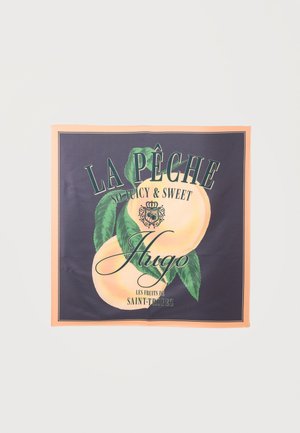 Vierkante zijden sjaal met twee perziken en groene bladeren op een marineblauwe achtergrond, tekst "La Pêche So Juicy & Sweet Hugo Saint-Tropez"