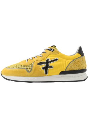 Sneakers - yellow