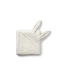Valkoinen huppupyyhe, jossa on pehmeä, pörröinen kangas ja kaksi kolmiomaista pupun korvaa ylhäällä. Taitettuna siististi, näyttäen neliön muotoiselta.