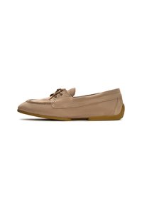 Beige ruskinds bådsko med rund tå, dekorative snørebånd og en fleksibel brun gummisål. Glat tekstur og minimale detaljer.