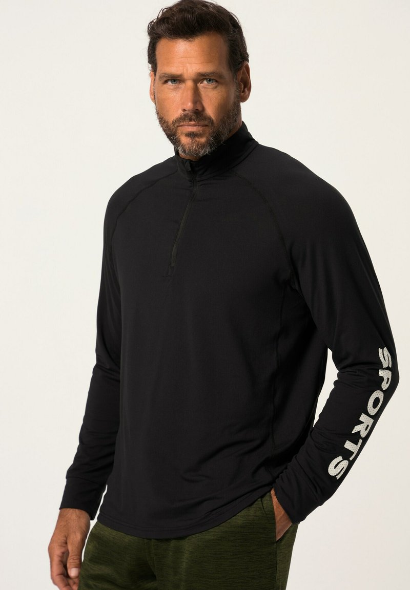 Schwarzes Longsleeve mit Viertelreißverschluss, das "SPORTS" in Weiß den rechten Ärmel entlang bedruckt hat. Weicher, elastischer Stoff mit einer figurbetonten Passform.