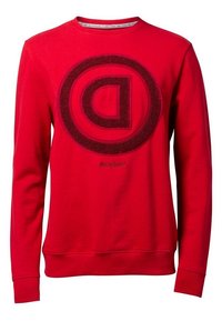 Sudadera roja con mangas largas, puños y dobladillo acanalados. Presenta un gran logo circular texturizado en el frente con una "D" en el centro.