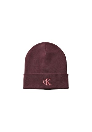 Bonnet tricoté marron foncé avec revers plié et logo rose "cK" brodé au centre avant du revers.