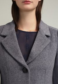 KIOMI Kort kappa / rock - mottled grey