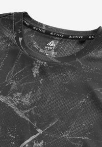Next ACTIVE TIE DYE - Marškinėliai su spaudiniu - mottled black
