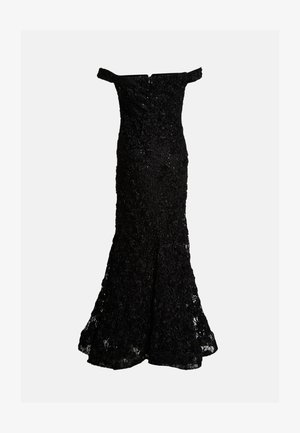 Sort aftenkjole i blonder med design udenfor skuldrene, tætsiddende overdel og flared nederdel med indviklede blomstermønstre.