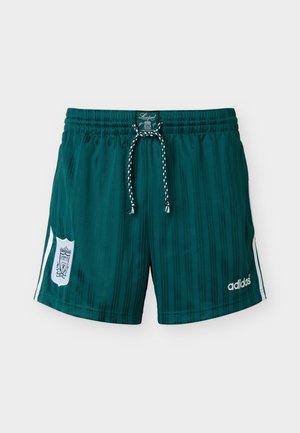 Πράσινα σορτς Adidas με λευκό έμβλημα της Liverpool FC στο αριστερό πόδι, λευκό λογότυπο Adidas στο δεξί πόδι και ασπρόμαυρο κορδόνι στο ελαστικό ύψος.