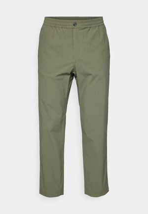 Pantaloni de culoare verde măslin, confecționați dintr-un material ușor, cu un tiv elastic, închidere cu buton și croială dreaptă, fără modele vizibile.