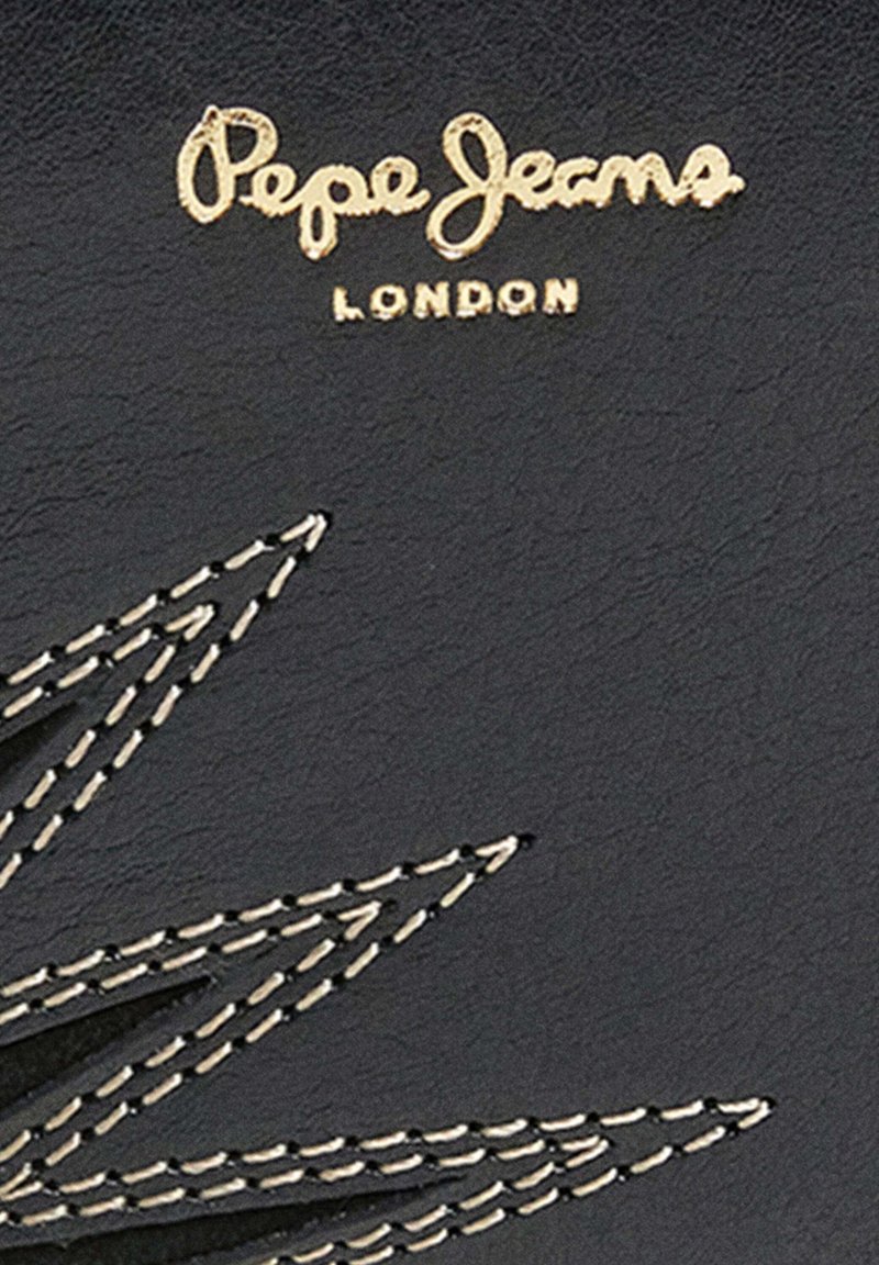 Prodotto in pelle nera con il logo dorato "Pepe Jeans London" e intricate cuciture bianche a motivo foglia. La texture è liscia.