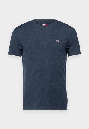 T-shirt da uomo blu scuro a maniche corte con scollo rotondo e piccolo logo rettangolare rosso, bianco e blu sul petto sinistro.