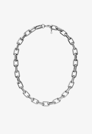 Zilveren ketting gemaakt van aaneengeschakelde rechthoekige schakels, met een karabijnsluiting en een klein hangend label.