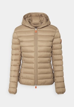 Beige quiltet dunjakke med hætte, hel lynlås foran med orange trækflig, lange ærmer og sidelommer.