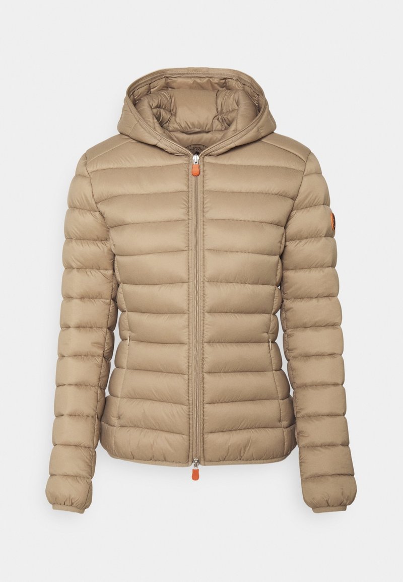 Veste matelassée beige avec capuche, fermeture éclair complète à l'avant avec tirettes orange, manches longues et poches latérales.