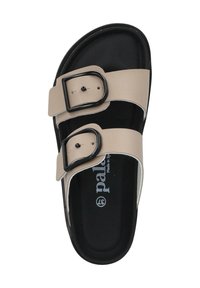 Chausson de plage beige avec deux boucles noires réglables, un dessus lisse et une semelle noire texturée. Marquage notable sur la semelle intérieure.