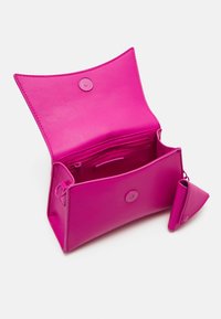 Lyserød læderhåndtaske med en buet klap, trykknaplukning og indvendig lynlåslomme; inkluderer en lille matchende møntpung.
