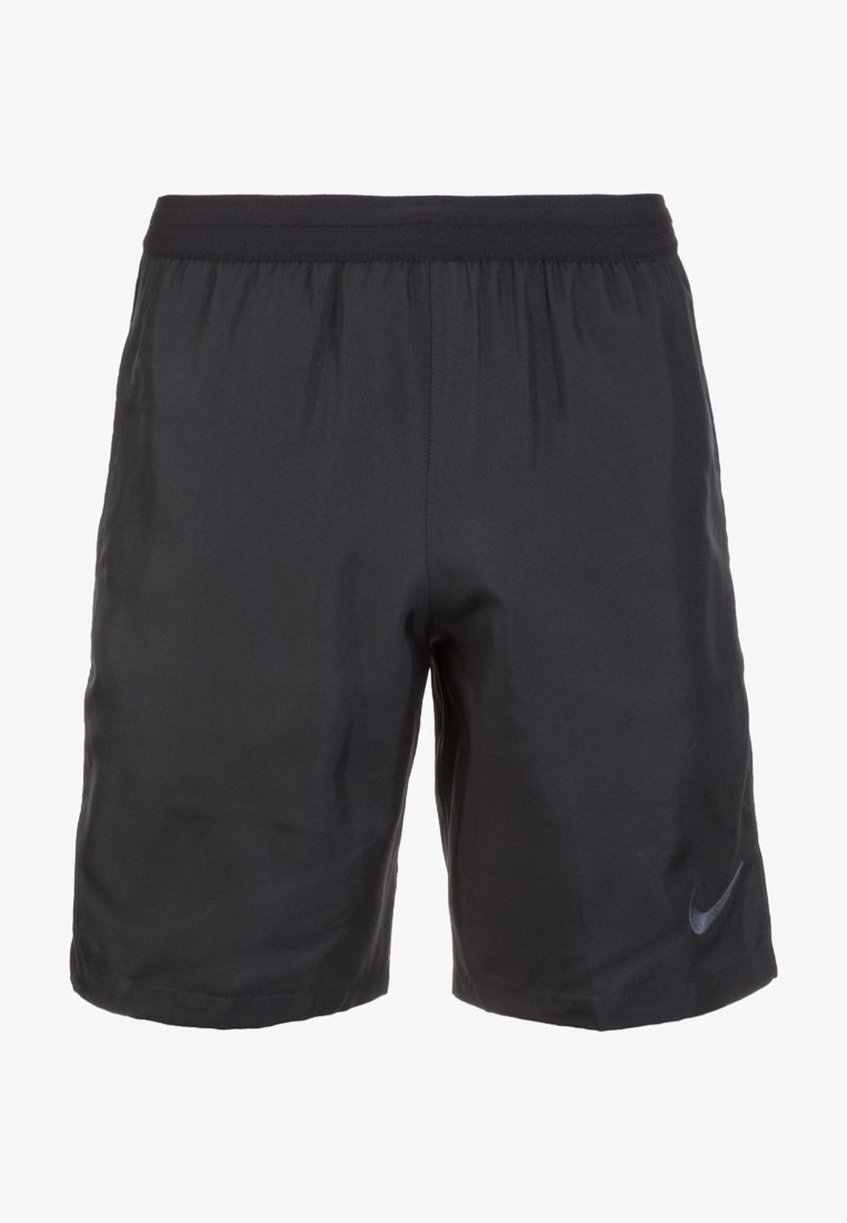 Zwarte sportshorts gemaakt van lichtgewicht stof, met een elastische tailleband en een klein grijs Nike-logo op het linkerpand.