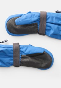 Μπλε γάντια με μαύρες textured λαβές, με επενδυμένο σχέδιο και ρυθμιζόμενους ιμάντες καρπού για ασφαλή εφαρμογή και μόνωση.