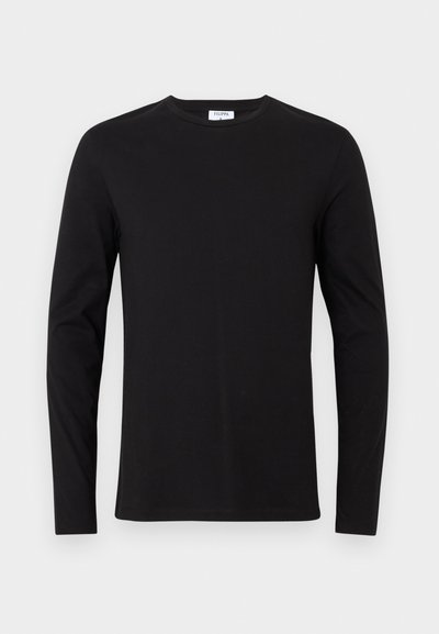 Fekete, hosszú ujjú, pamut póló, kerek nyakkivágással és egyszerű dizájnnal, amelyen nincsenek látható minták vagy díszítések.