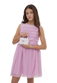 Abito rosa chiaro con dettagli arricciati, design senza maniche e una gonna fluida. Modella tiene una piccola borsa bianca con dettagli dorati.