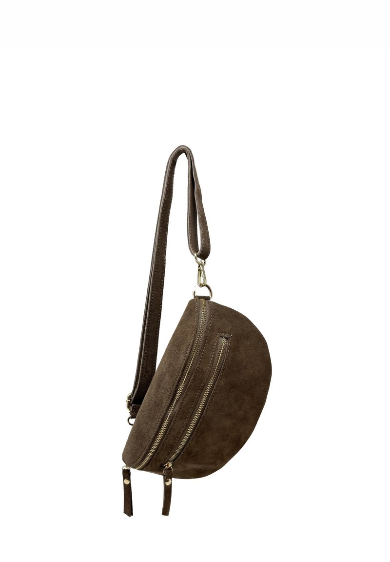 Borsa in camoscio marrone con una forma curva a mezzaluna. Dotata di una tasca con cerniera, una tracolla lunga e una texture liscia. Design minimalista.