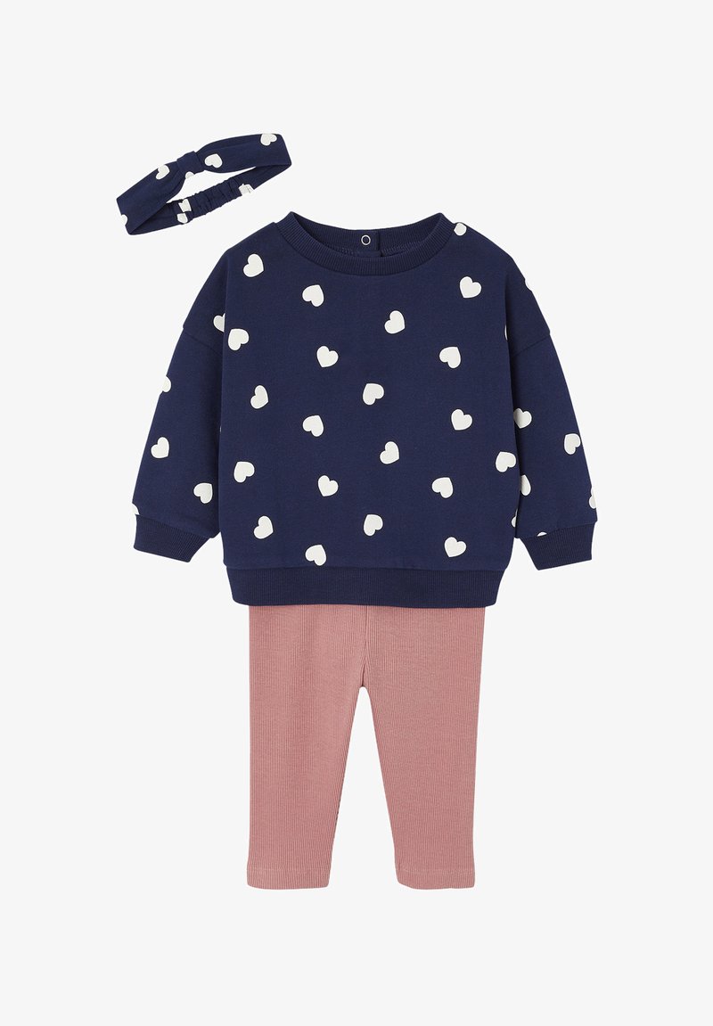 Dunkelblaues Sweatshirt mit weißen Herzmustern, kombiniert mit gerippten rosa Leggings. Inklusive passendem Haarband. Weicher Stoff, lässige Passform.
