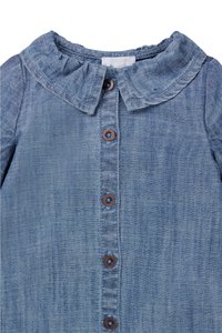 Denimkleid mit rundem Kragen, frontaler Knopfleiste mit braunen Knöpfen und einem hellblauen Stoff mit strukturierter Oberfläche.