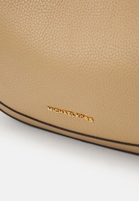 MICHAEL Michael Kors PRESTON wielbłądzi
