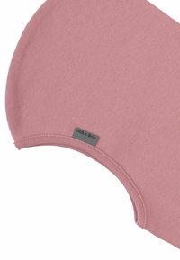 Cappello di cotone rosa con forma arrotondata, caratterizzato da un bordo cucito e un piccolo etichetta grigia con il testo "mikk-line" sul lato.