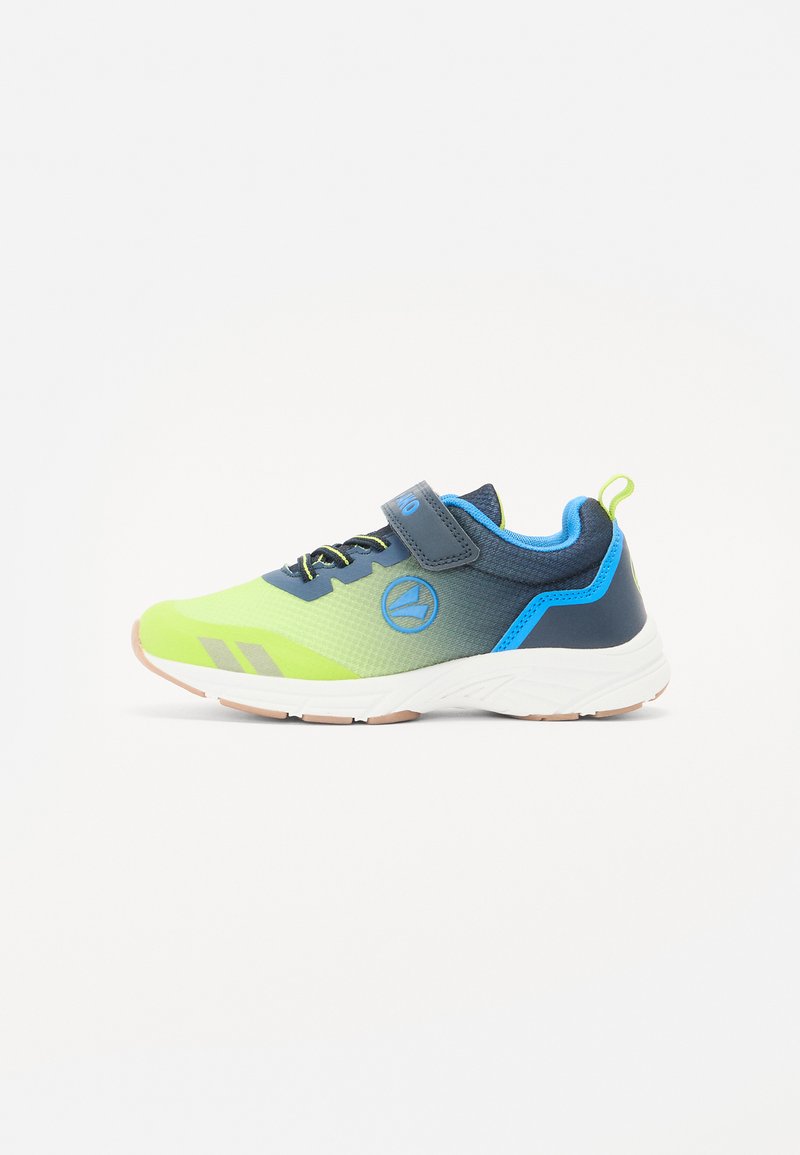 Buty sportowe w kolorze limonkowym i granatowym, z siateczkową cholewką, zapięciem na rzep, wzmocnionym noskiem, teksturowaną podeszwą i niebieskimi akcentami.
