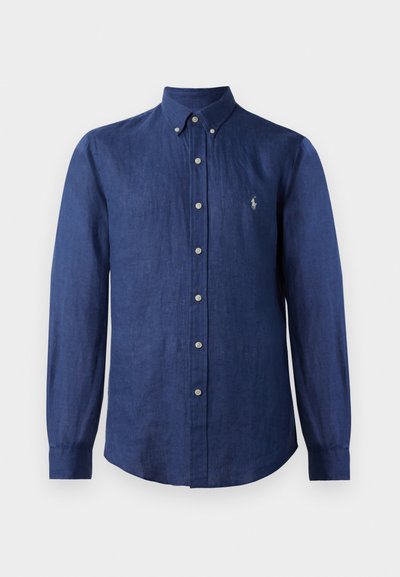 Temno modra srajca z dolgimi rokavi iz lanu z ovratnikom na gumb, ki vključuje majhen logotip in sprednje gumbne zaponke.