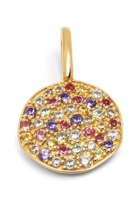Ciondolo rotondo in oro con gemme sfaccettate multicolori in rosa, viola, giallo e trasparente, incastonate su una superficie testurizzata.
