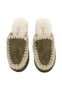 Pantofole in suede marrone con foderatura in pelliccia bianca, decorative cuciture beige e design a punta arrotondata. Texture morbida e aspetto casual.