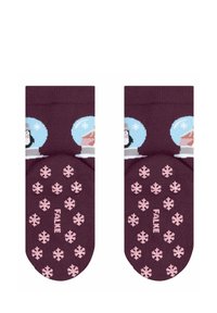 Burgunderrote Knöchelsocken mit einem Schneekugel-Design, das einen Pinguin und eine verschneite Szenerie zeigt. Rosa Gummi-Griffschneeflocken an den Sohle.