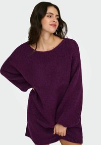 Oversize'owy dziany sweter w ciemnym fiolecie z szerokim dekoltem i długimi, luźnymi rękawami. Teksturowana tkanina dodaje wizualnego zainteresowania.