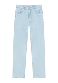 Jeans de mezclilla azul claro con un diseño de pierna recta, cinco bolsillos y cierre de botón. Textura desgastada en la tela.