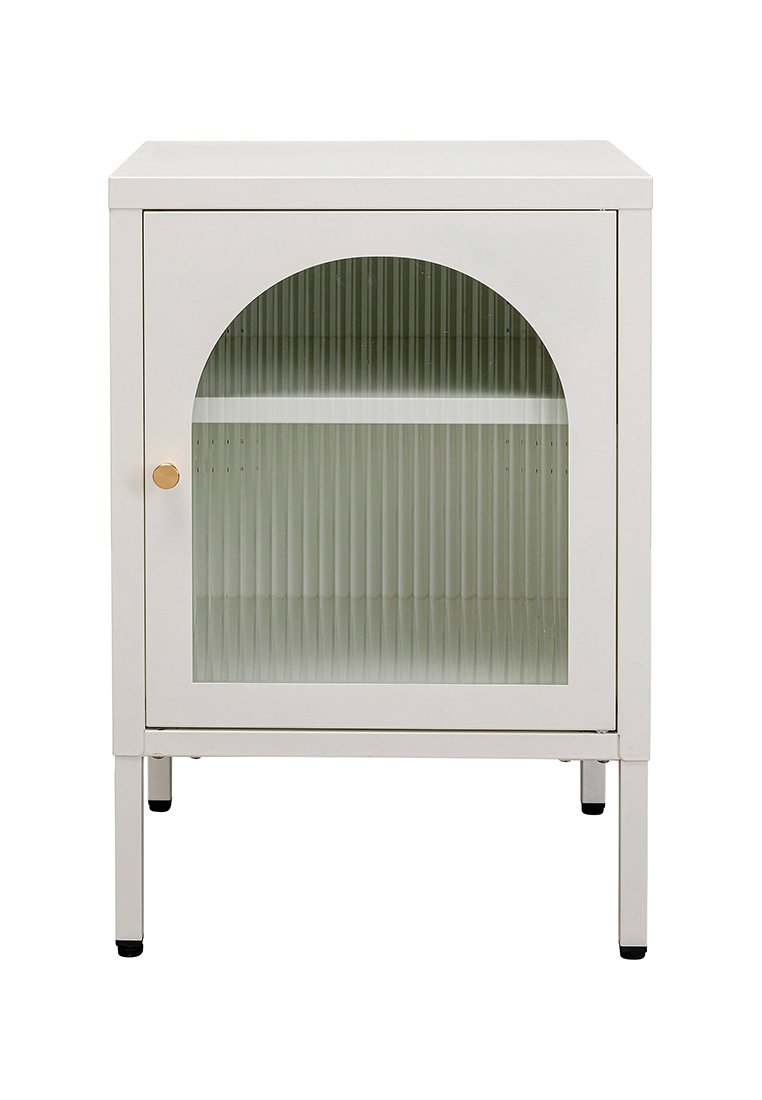 Weißer Metal Beistelltisch mit einer gewölbten Glastür, gerilltem Design, einem inneren Regal und runden goldenen Knopfakkzenten. Vier schlanke Beine.