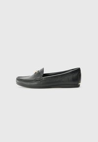 Zwarte leren loafers met een gestructureerde afwerking, lichtjes afgeronde neus, decoratieve stiksels en een gouden accent aan de voorkant.