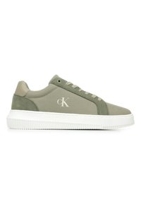 Groene canvas sneakers met een gestructureerde bovenkant, witte rubberen zool en subtiele logodetails. Ronde neus en vetersluiting.