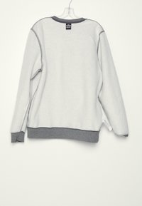 Helles graues Sweatshirt mit einem grauen Rippbund, lange Ärmel und sichtbare Nähte an den Schultern und Seiten. Etikett auf der Rückseite.