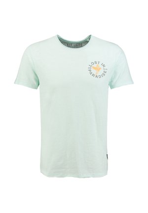 Hellgrünes kurzärmeliges T-Shirt mit Rundhalsausschnitt, kleinem "Lost in Paradise"-Schriftzug und orangefarbenem Vogel-Design auf der linken Brust.