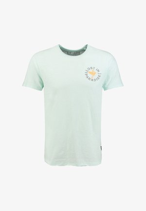 Camiseta de manga corta y cuello redondo en verde claro con un pequeño texto "Lost in Paradise" y un gráfico de un pájaro naranja en el lado izquierdo del pecho.