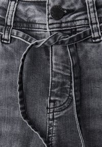 Jeans in denim grigio scuro con una cintura in tessuto intrecciato, chiusura con bottone superiore e dettagli di cucitura a contrasto lungo la vita e le tasche.