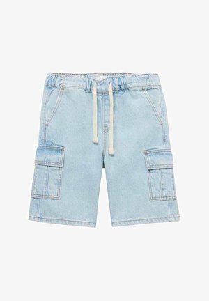 Shorts en denim bleu clair avec une taille élastique et un cordon de serrage. Comprend deux poches cargo latérales et des détails de couture subtils.