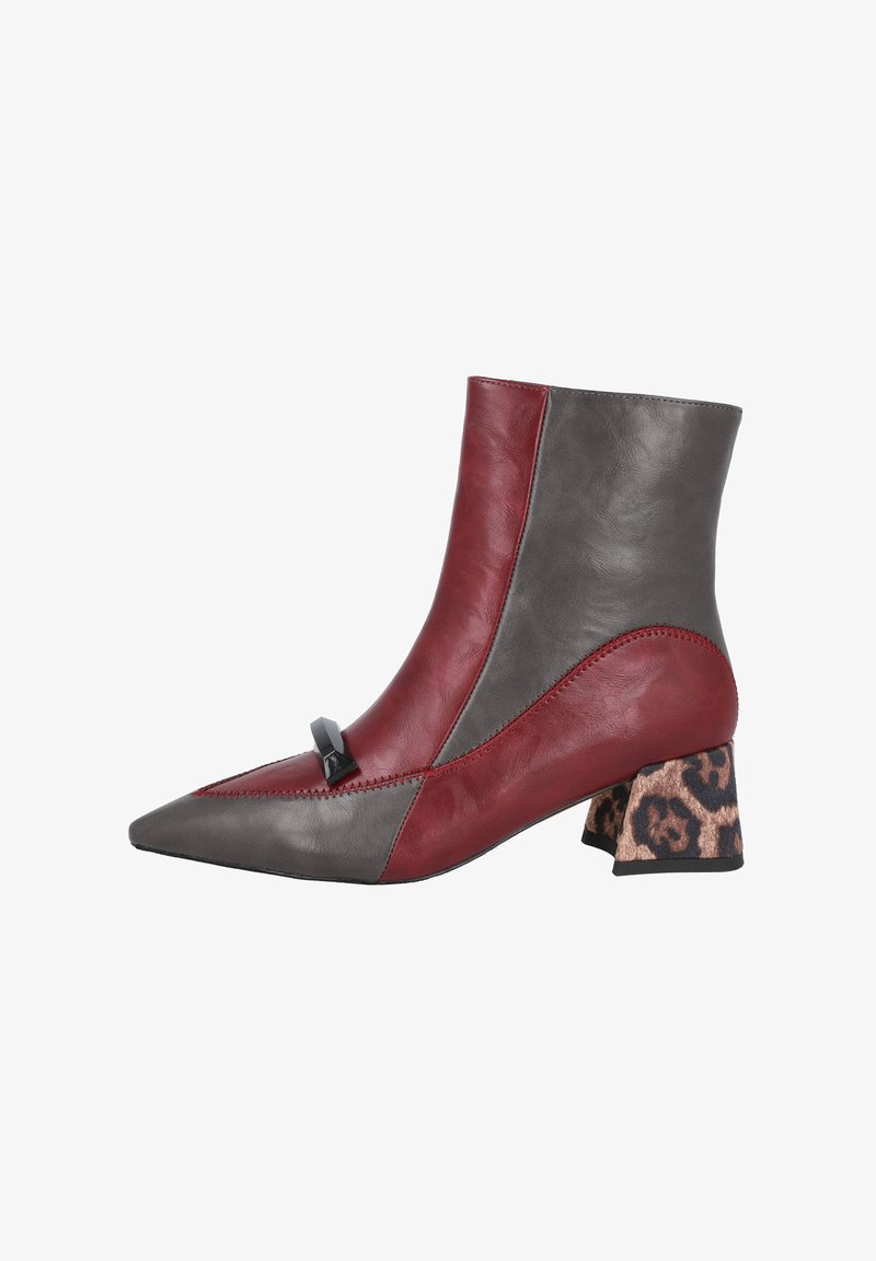 Botín de tobillo de punta afilada con una parte superior de cuero rojo y gris, que presenta un acento negro y un tacón cuadrado con estampado de leopardo. Textura suave y detalles de costura.