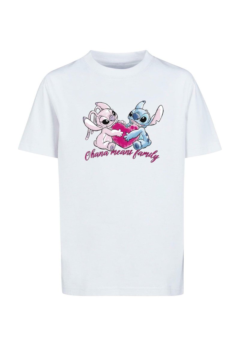 Hvid bomulds T-shirt med et grafisk billede af to tegneseriefigurer, der holder et pink hjerte, med teksten "Ohana betyder familie" nedenunder.
