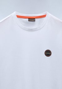 Napapijri BADGE - Osnovna majica kratkih rukava - bright white