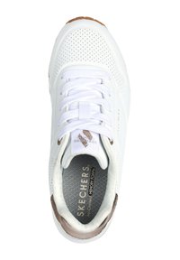 Sneaker bianco con tomaia perforata, lacci bianchi piatti e soletta imbottita. Presenta un accento marrone chiaro sul tallone e un logo di marca.